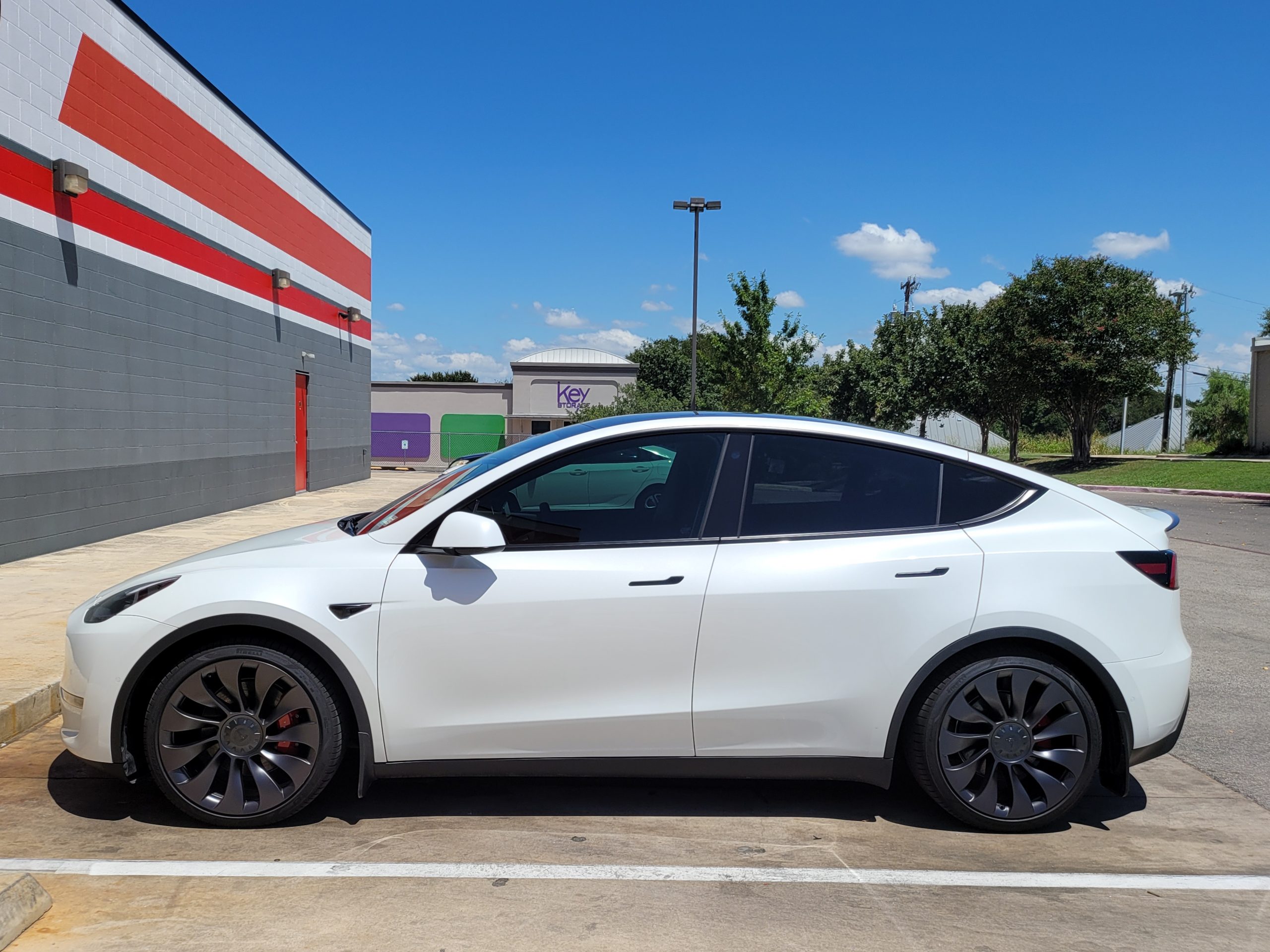 V2 / Model Y / 2021 / White DLYCX Only Used Tesla